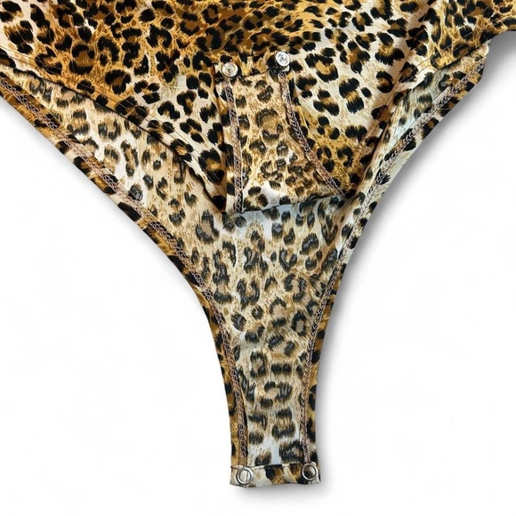 Leopard Print Bodysuit Med |  Off Shoulder  | Bell Sleeve 🐆 Total Y2K vibes! - Picture 6 of 8